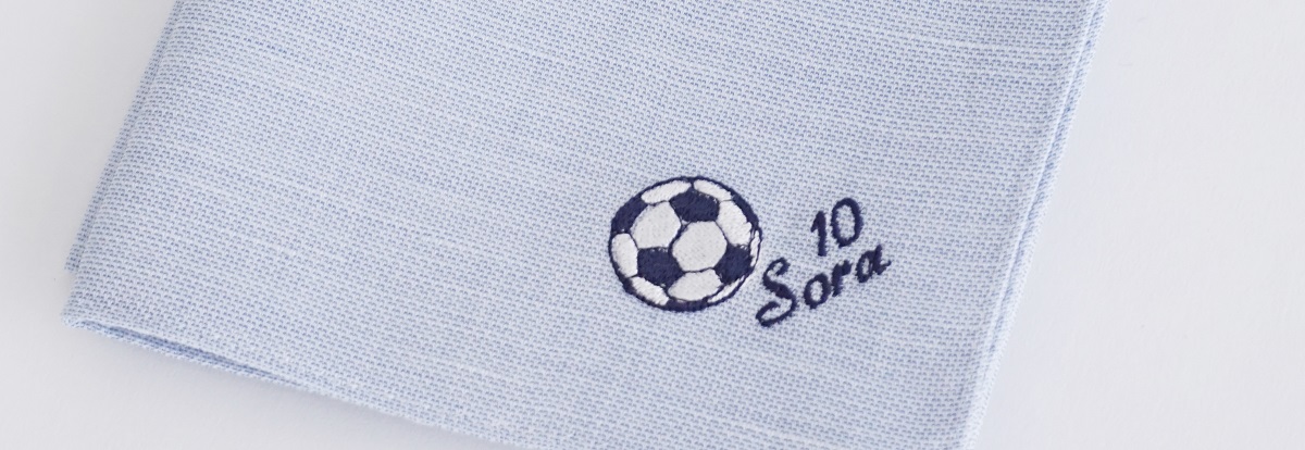 サッカーボールに背番号、名前を刺繍